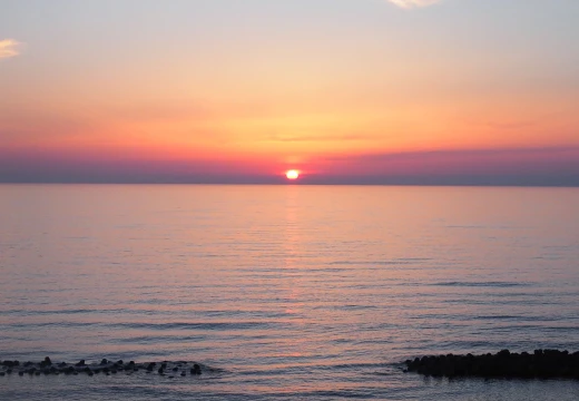 日本海を黄金色に染めて沈む夕陽